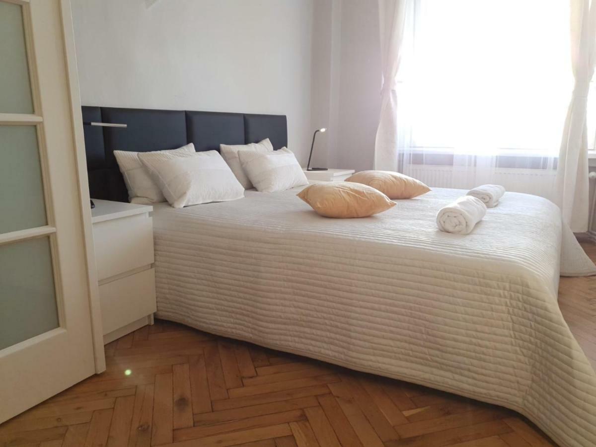 Main Market Square View Apartment *